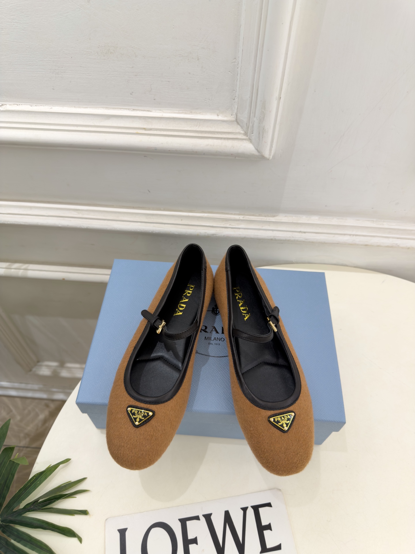 PRADA 普拉达  26𝐬𝐬  🌈2026秋冬新品 专柜走秀款 经典三角标平底玛丽珍鞋 系列上新〰 ◽鞋面：原版高定制