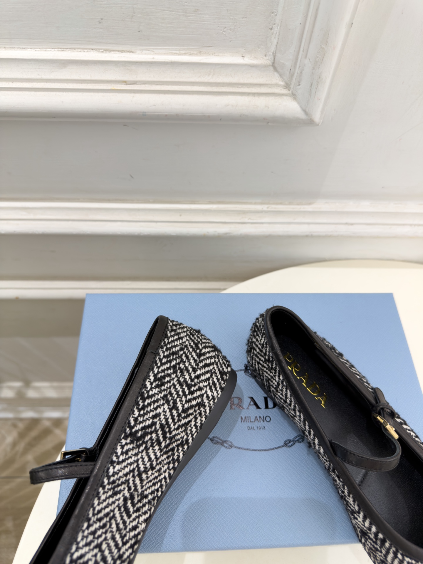 PRADA 普拉达  26𝐬𝐬  🌈2026秋冬新品 专柜走秀款 经典三角标平底玛丽珍鞋 系列上新〰 ◽鞋面：原版高定制