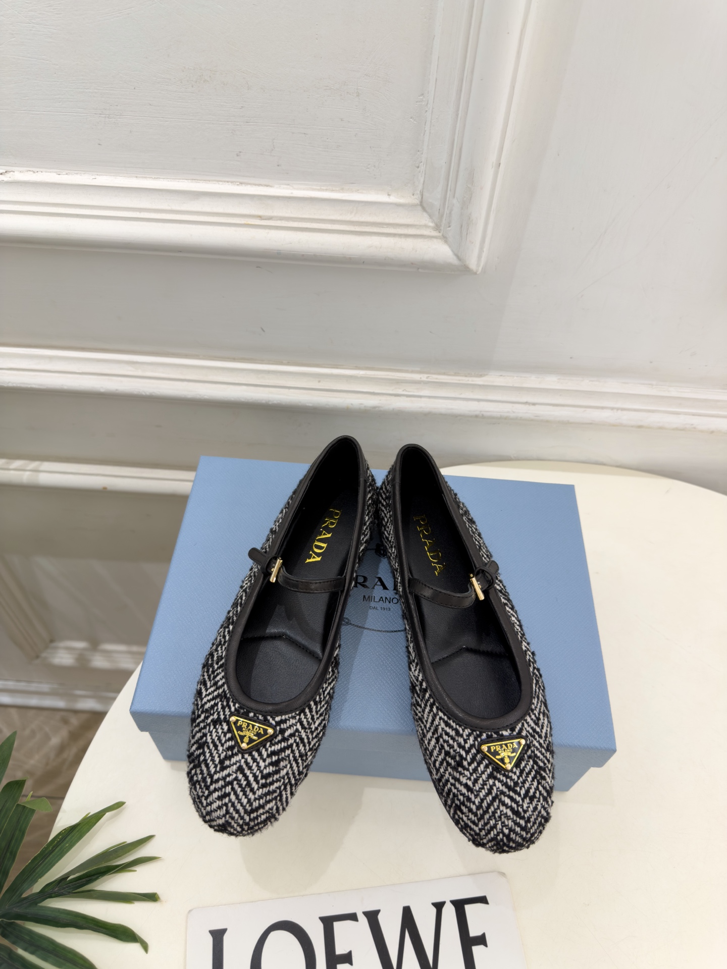 PRADA 普拉达  26𝐬𝐬  🌈2026秋冬新品 专柜走秀款 经典三角标平底玛丽珍鞋 系列上新〰 ◽鞋面：原版高定制