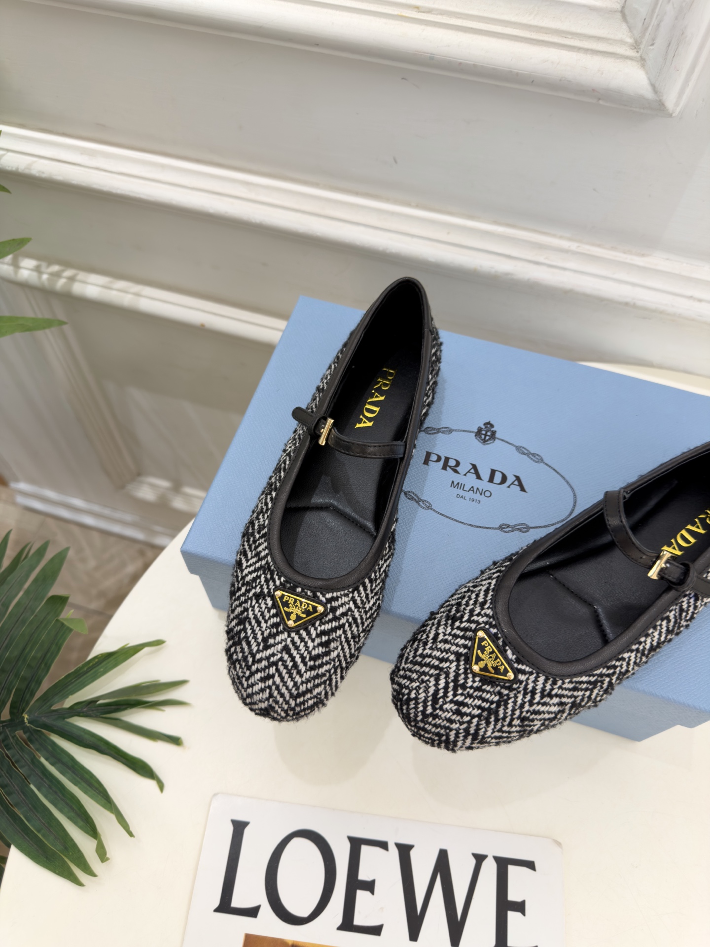 PRADA 普拉达  26𝐬𝐬  🌈2026秋冬新品 专柜走秀款 经典三角标平底玛丽珍鞋 系列上新〰 ◽鞋面：原版高定制