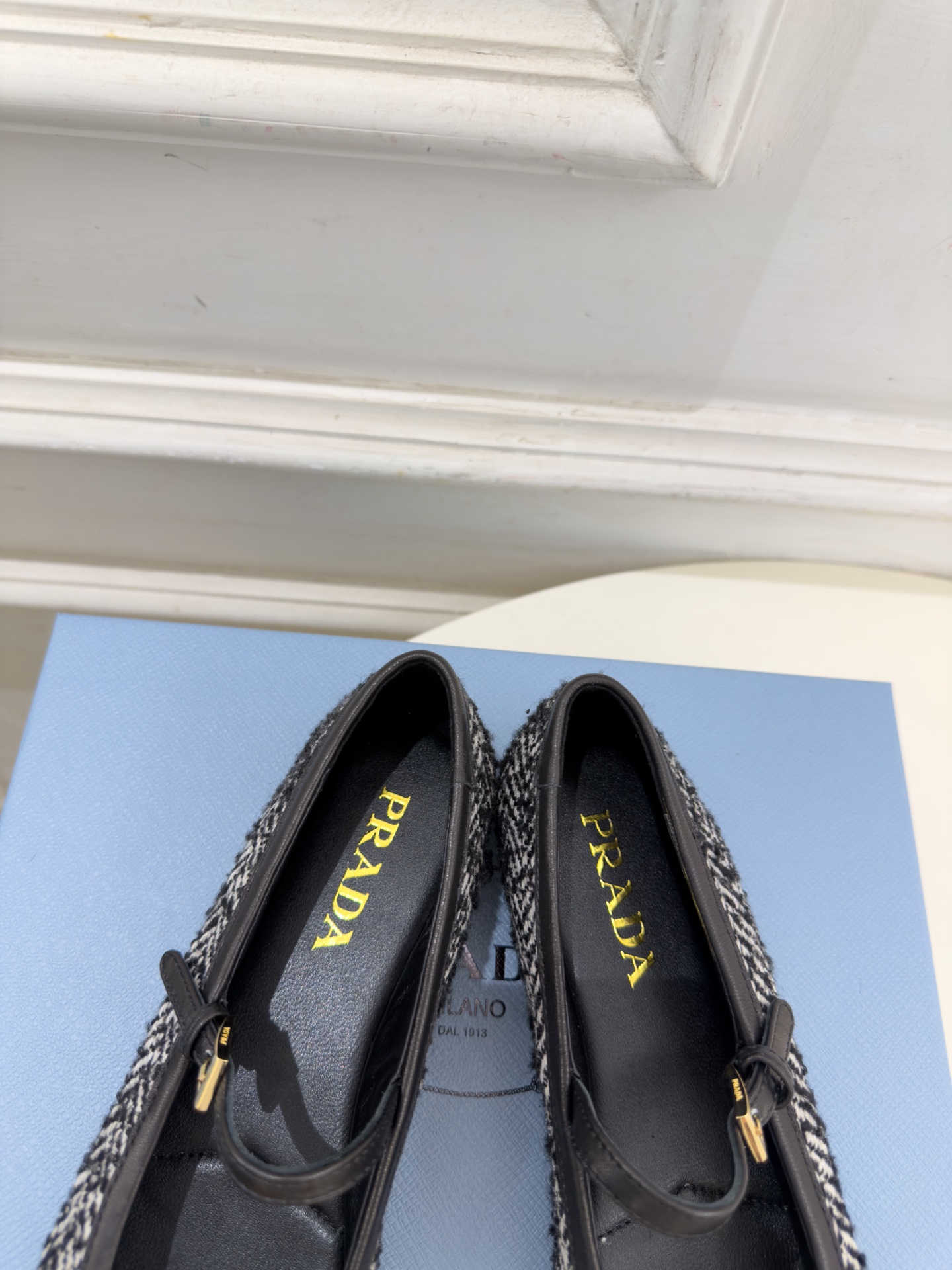 PRADA 普拉达  26𝐬𝐬  🌈2026秋冬新品 专柜走秀款 经典三角标平底玛丽珍鞋 系列上新〰 ◽鞋面：原版高定制