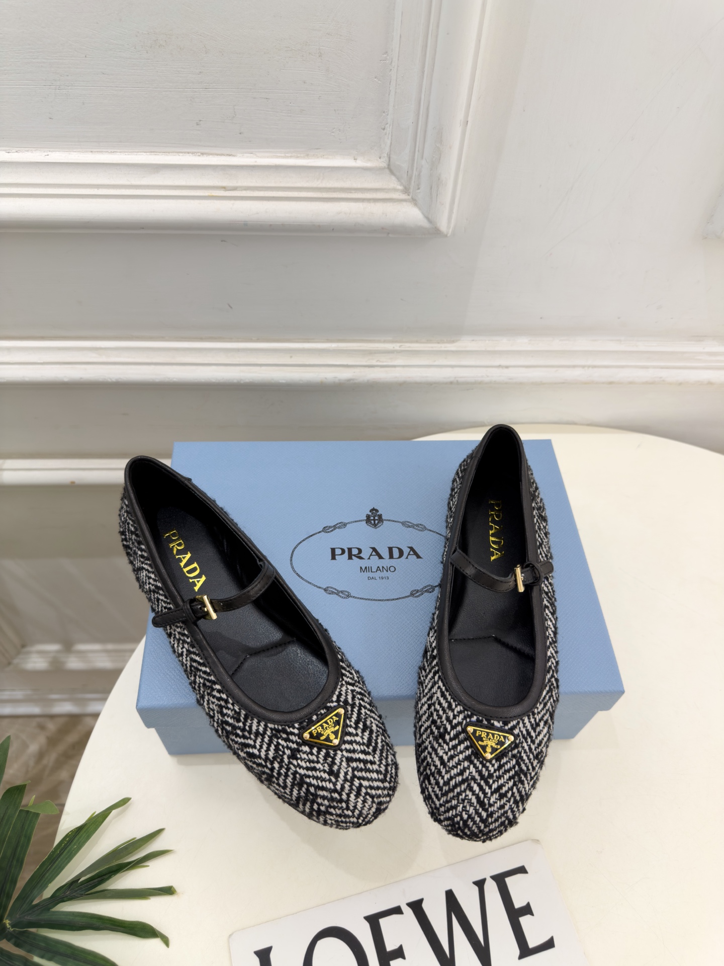 PRADA 普拉达  26𝐬𝐬  🌈2026秋冬新品 专柜走秀款 经典三角标平底玛丽珍鞋 系列上新〰 ◽鞋面：原版高定制