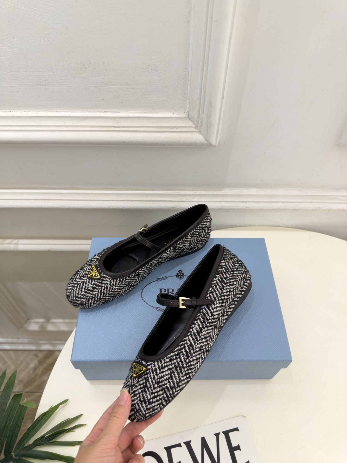 PRADA 普拉达  26𝐬𝐬  🌈2026秋冬新品 专柜走秀款 经典三角标平底玛丽珍鞋 系列上新〰 ◽鞋面：原版高定制