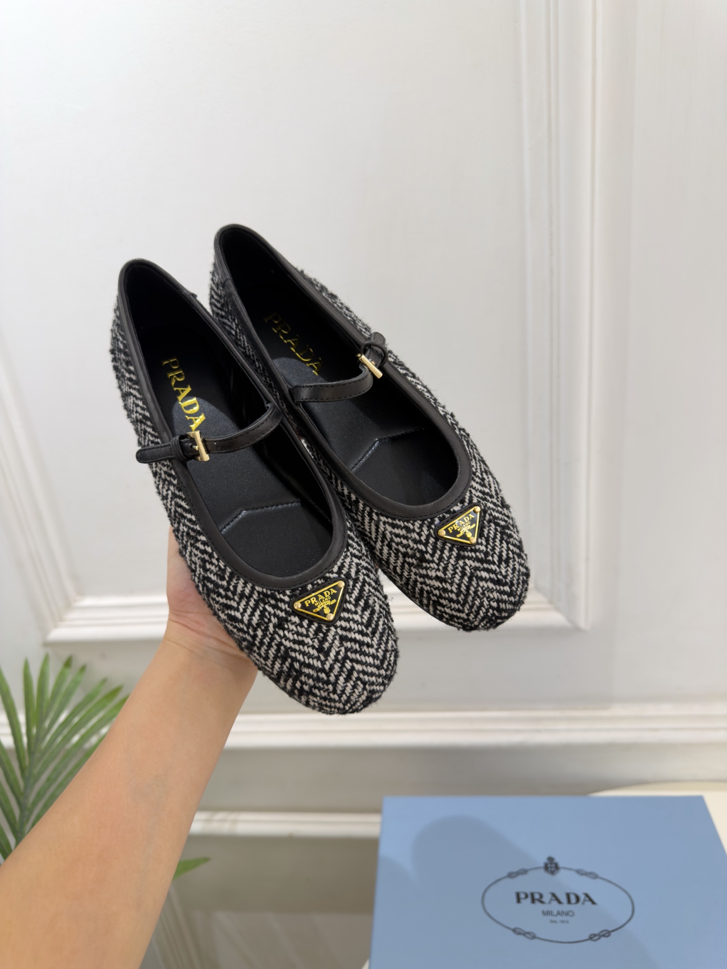 PRADA 普拉达  26𝐬𝐬  🌈2026秋冬新品 专柜走秀款 经典三角标平底玛丽珍鞋 系列上新〰 ◽鞋面：原版高定制