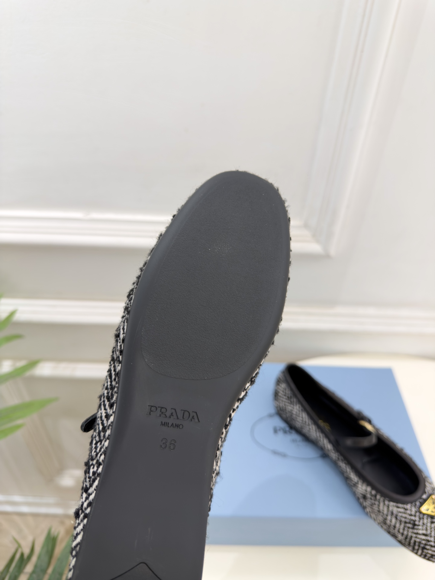 PRADA 普拉达  26𝐬𝐬  🌈2026秋冬新品 专柜走秀款 经典三角标平底玛丽珍鞋 系列上新〰 ◽鞋面：原版高定制