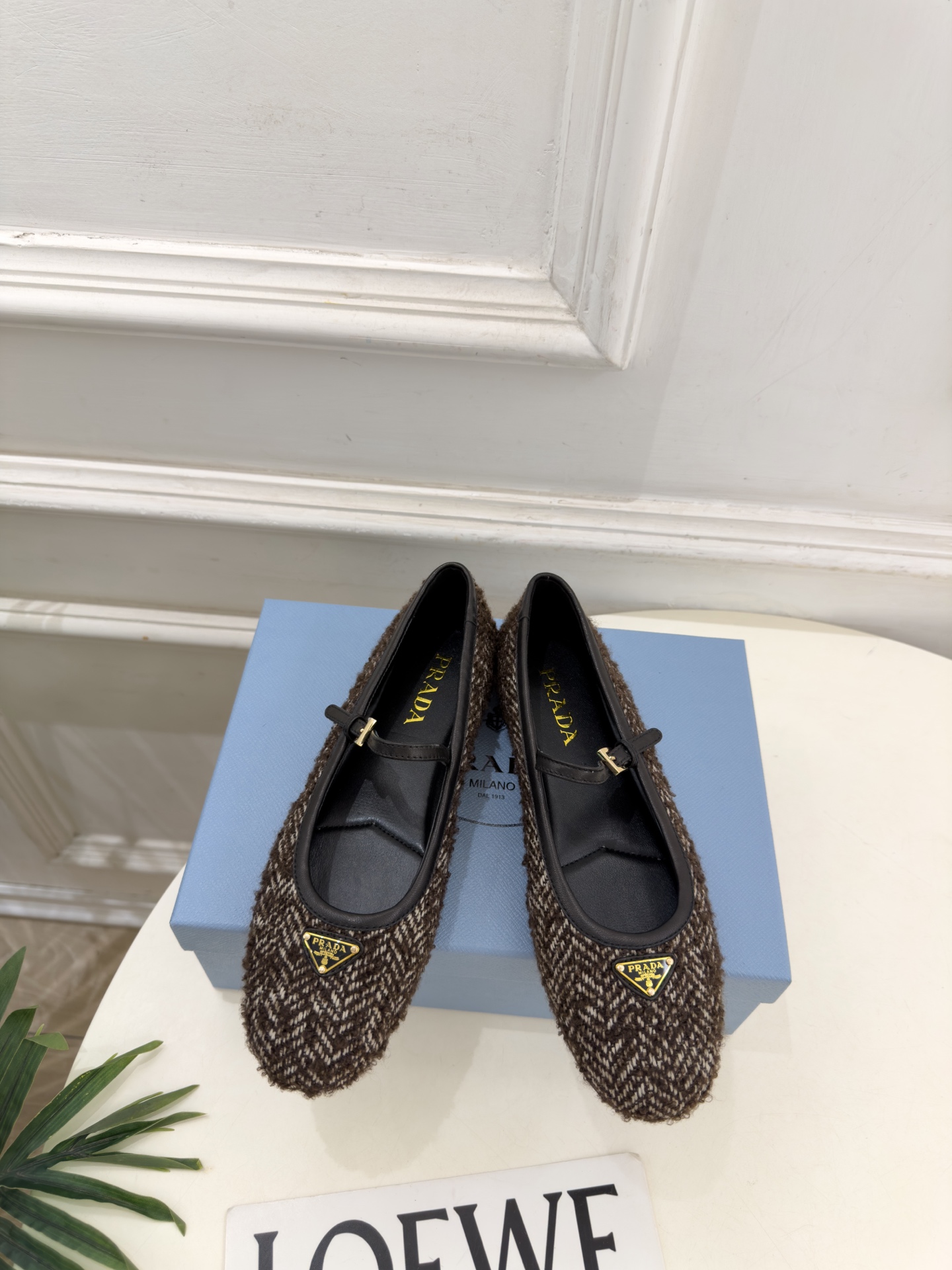 PRADA 普拉达  26𝐬𝐬  🌈2026秋冬新品 专柜走秀款 经典三角标平底玛丽珍鞋 系列上新〰 ◽鞋面：原版高定制