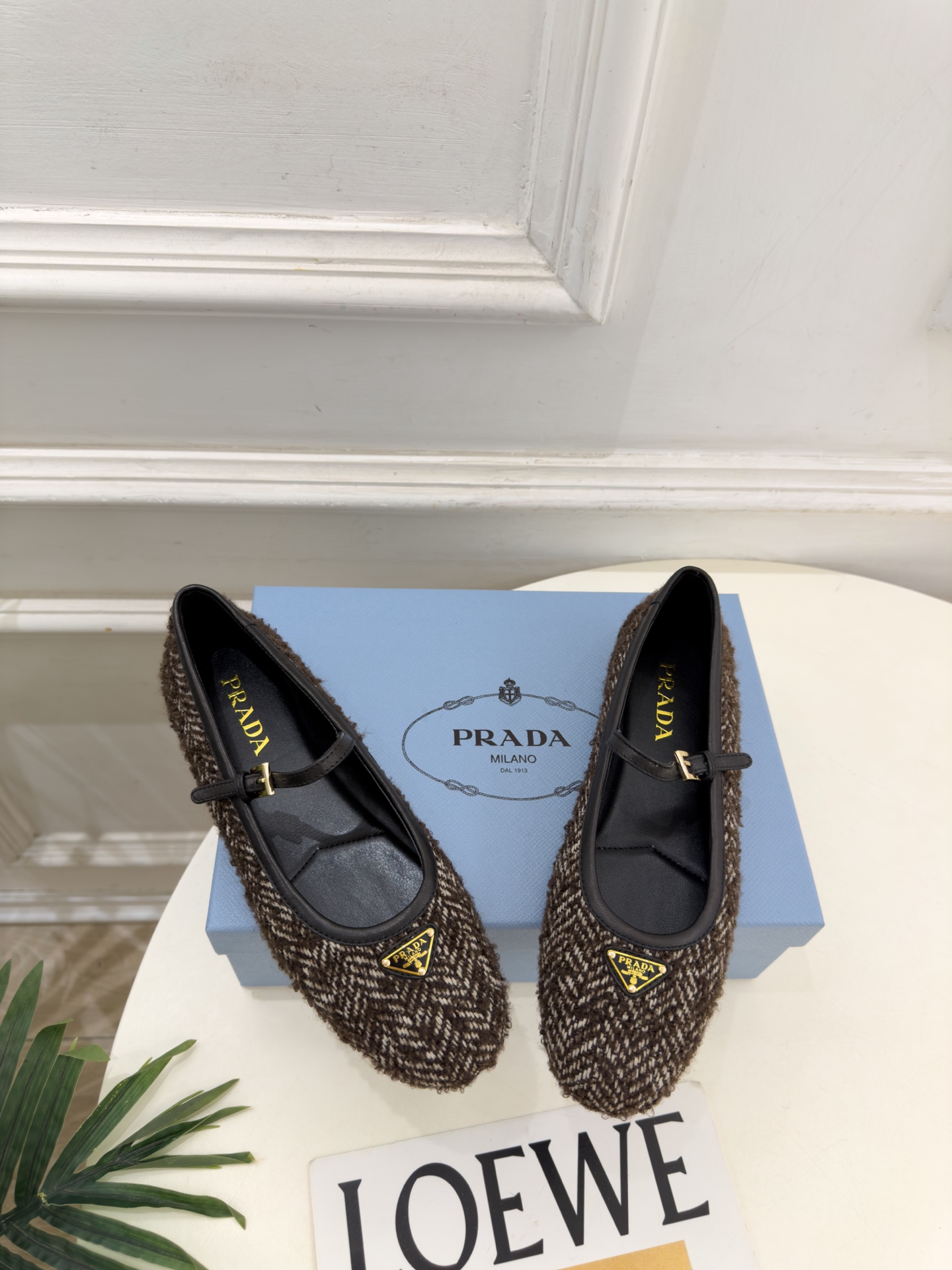 PRADA 普拉达  26𝐬𝐬  🌈2026秋冬新品 专柜走秀款 经典三角标平底玛丽珍鞋 系列上新〰 ◽鞋面：原版高定制