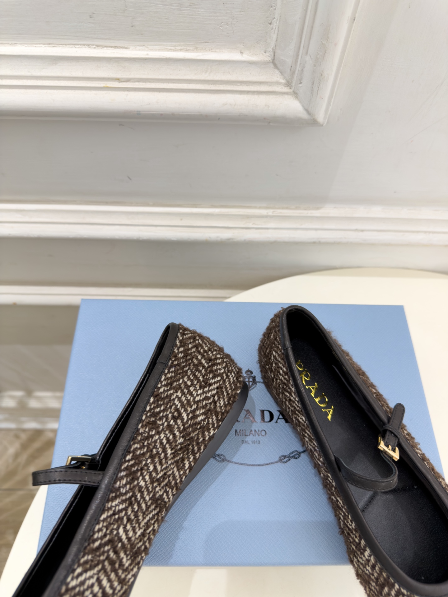 PRADA 普拉达  26𝐬𝐬  🌈2026秋冬新品 专柜走秀款 经典三角标平底玛丽珍鞋 系列上新〰 ◽鞋面：原版高定制