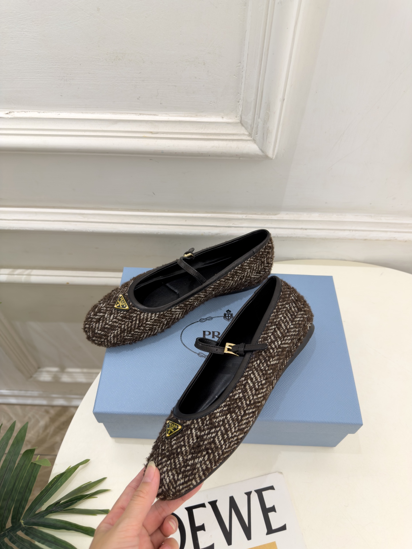 PRADA 普拉达  26𝐬𝐬  🌈2026秋冬新品 专柜走秀款 经典三角标平底玛丽珍鞋 系列上新〰 ◽鞋面：原版高定制