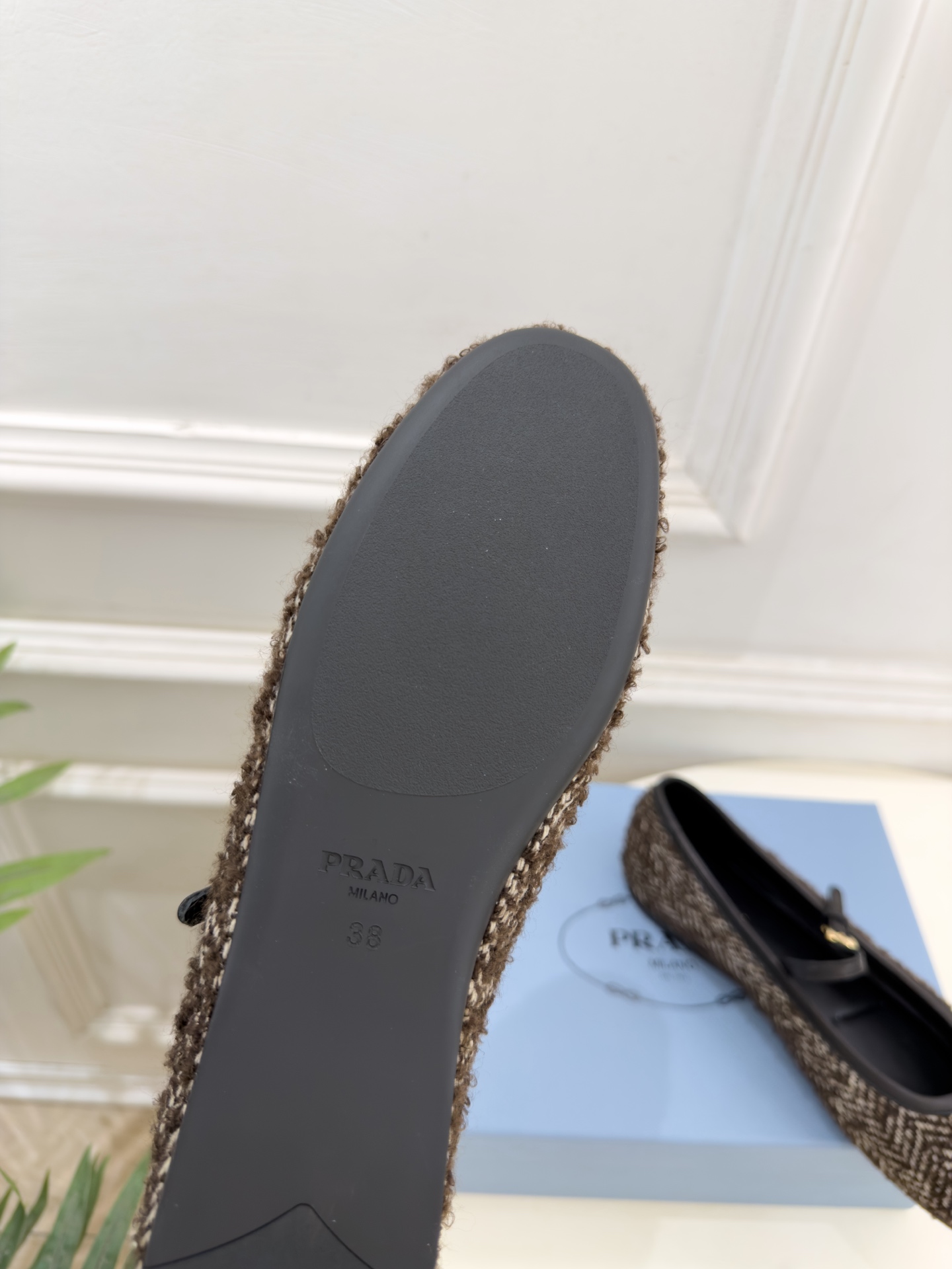 PRADA 普拉达  26𝐬𝐬  🌈2026秋冬新品 专柜走秀款 经典三角标平底玛丽珍鞋 系列上新〰 ◽鞋面：原版高定制