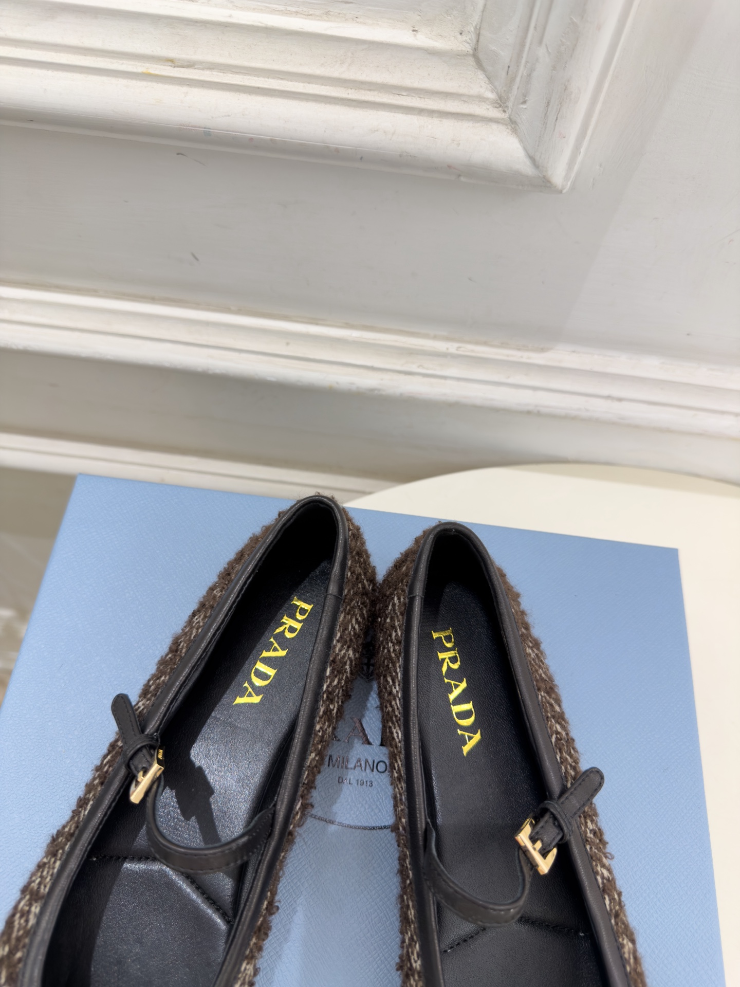 PRADA 普拉达  26𝐬𝐬  🌈2026秋冬新品 专柜走秀款 经典三角标平底玛丽珍鞋 系列上新〰 ◽鞋面：原版高定制