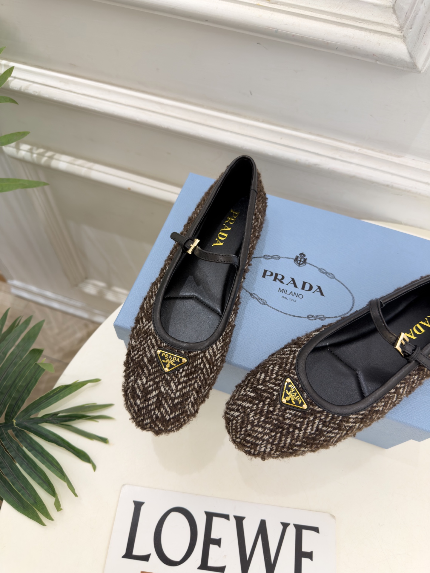 PRADA 普拉达  26𝐬𝐬  🌈2026秋冬新品 专柜走秀款 经典三角标平底玛丽珍鞋 系列上新〰 ◽鞋面：原版高定制