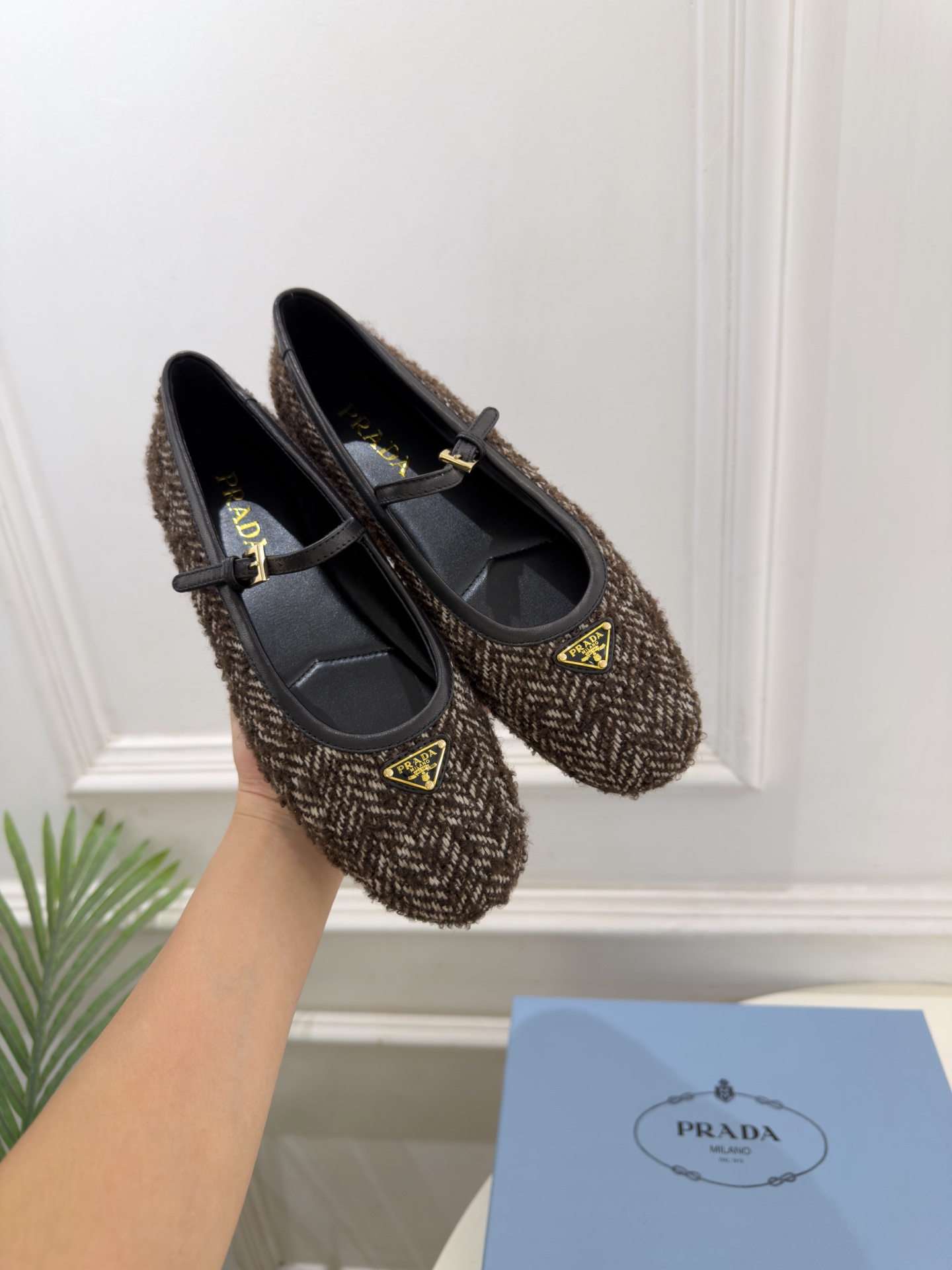 PRADA 普拉达  26𝐬𝐬  🌈2026秋冬新品 专柜走秀款 经典三角标平底玛丽珍鞋 系列上新〰 ◽鞋面：原版高定制
