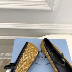 PRADA 普拉达 26𝐬𝐬 🌈2026秋冬新品 专柜走秀款 经典三角标平底玛丽珍鞋 系列上新〰 ◽鞋面:原版高定制 PRADA 普拉达 26𝐬𝐬 🌈2026秋冬新品 专柜走秀款 经典三角标平底玛丽珍鞋 系列上新〰 ◽鞋面:原版高定制
