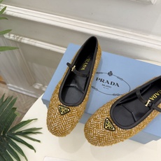 PRADA 普拉达 26𝐬𝐬 🌈2026秋冬新品 专柜走秀款 经典三角标平底玛丽珍鞋 系列上新〰 ◽鞋面:原版高定制 PRADA 普拉达 26𝐬𝐬 🌈2026秋冬新品 专柜走秀款 经典三角标平底玛丽珍鞋 系列上新〰 ◽鞋面:原版高定制