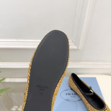PRADA 普拉达 26𝐬𝐬 🌈2026秋冬新品 专柜走秀款 经典三角标平底玛丽珍鞋 系列上新〰 ◽鞋面:原版高定制 PRADA 普拉达 26𝐬𝐬 🌈2026秋冬新品 专柜走秀款 经典三角标平底玛丽珍鞋 系列上新〰 ◽鞋面:原版高定制