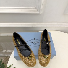 PRADA 普拉达 26𝐬𝐬 🌈2026秋冬新品 专柜走秀款 经典三角标平底玛丽珍鞋 系列上新〰 ◽鞋面:原版高定制 PRADA 普拉达 26𝐬𝐬 🌈2026秋冬新品 专柜走秀款 经典三角标平底玛丽珍鞋 系列上新〰 ◽鞋面:原版高定制