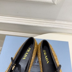 PRADA 普拉达 26𝐬𝐬 🌈2026秋冬新品 专柜走秀款 经典三角标平底玛丽珍鞋 系列上新〰 ◽鞋面:原版高定制 PRADA 普拉达 26𝐬𝐬 🌈2026秋冬新品 专柜走秀款 经典三角标平底玛丽珍鞋 系列上新〰 ◽鞋面:原版高定制