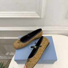 PRADA 普拉达 26𝐬𝐬 🌈2026秋冬新品 专柜走秀款 经典三角标平底玛丽珍鞋 系列上新〰 ◽鞋面:原版高定制 PRADA 普拉达 26𝐬𝐬 🌈2026秋冬新品 专柜走秀款 经典三角标平底玛丽珍鞋 系列上新〰 ◽鞋面:原版高定制