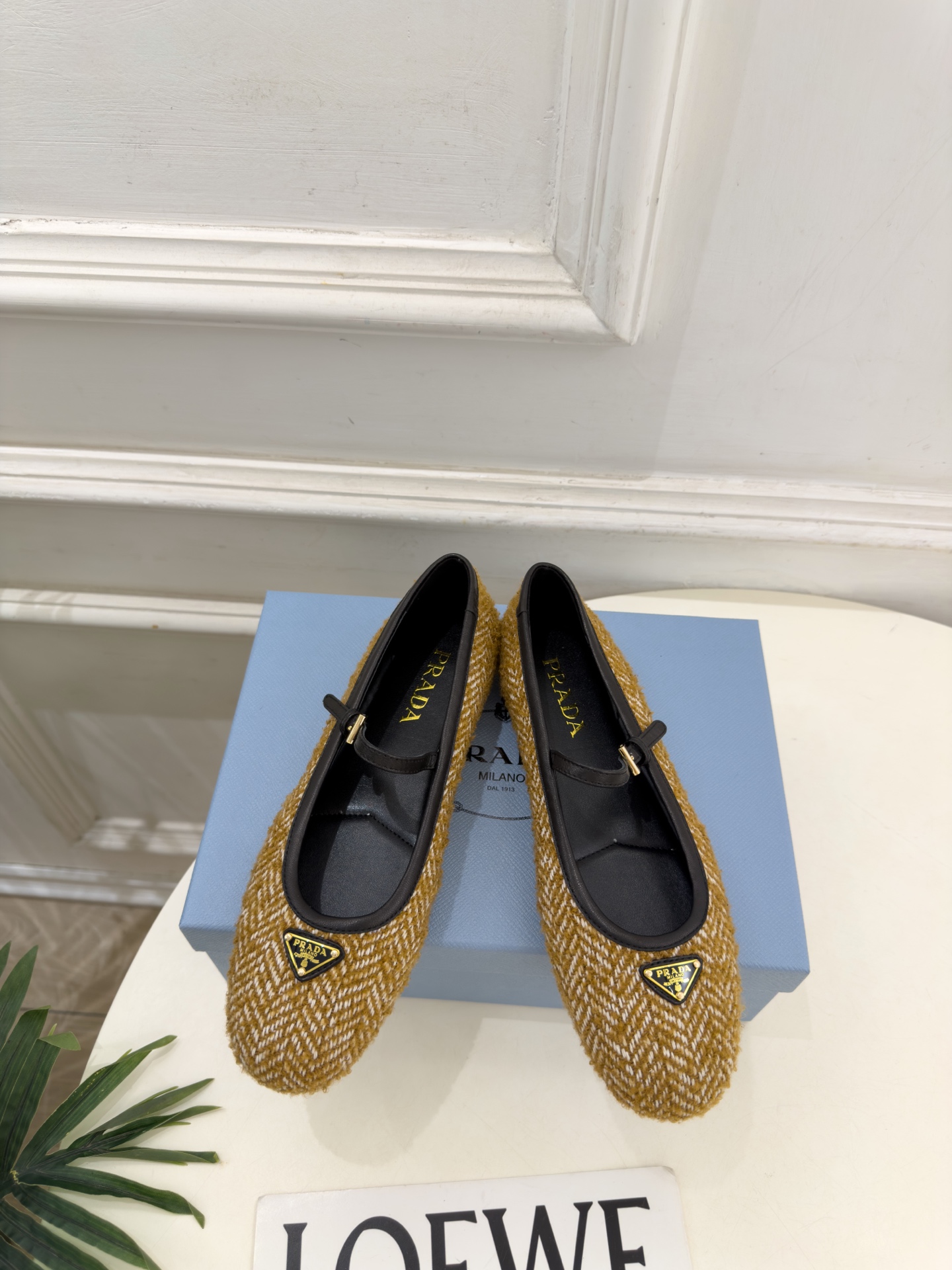 PRADA 普拉达  26𝐬𝐬  🌈2026秋冬新品 专柜走秀款 经典三角标平底玛丽珍鞋 系列上新〰 ◽鞋面：原版高定制