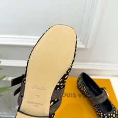 LV | 路易威登 26𝐬𝐬 🧡💚2026 秋冬新品 顶级版本‼️原版一致 专柜主打最新款 经典LV 双扣带平底玛 LV | 路易威登 26𝐬𝐬 🧡💚2026 秋冬新品 顶级版本‼️原版一致 专柜主打最新款 经典LV 双扣带平底玛
