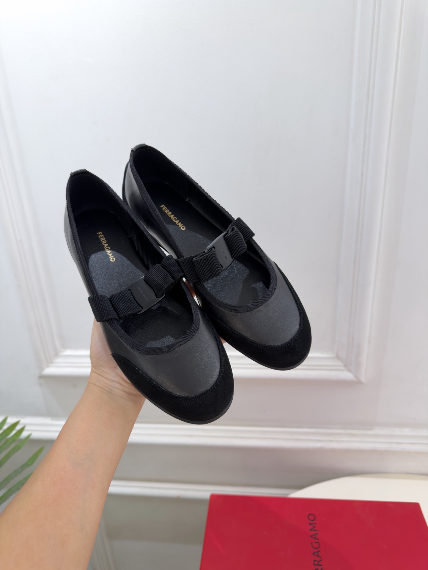 Ferragamo｜菲拉格慕26𝐬𝐬 2026秋冬新品 蝴蝶结平底玛丽珍鞋 火爆上新！   这鞋绝对是黑马选手 颜值超高