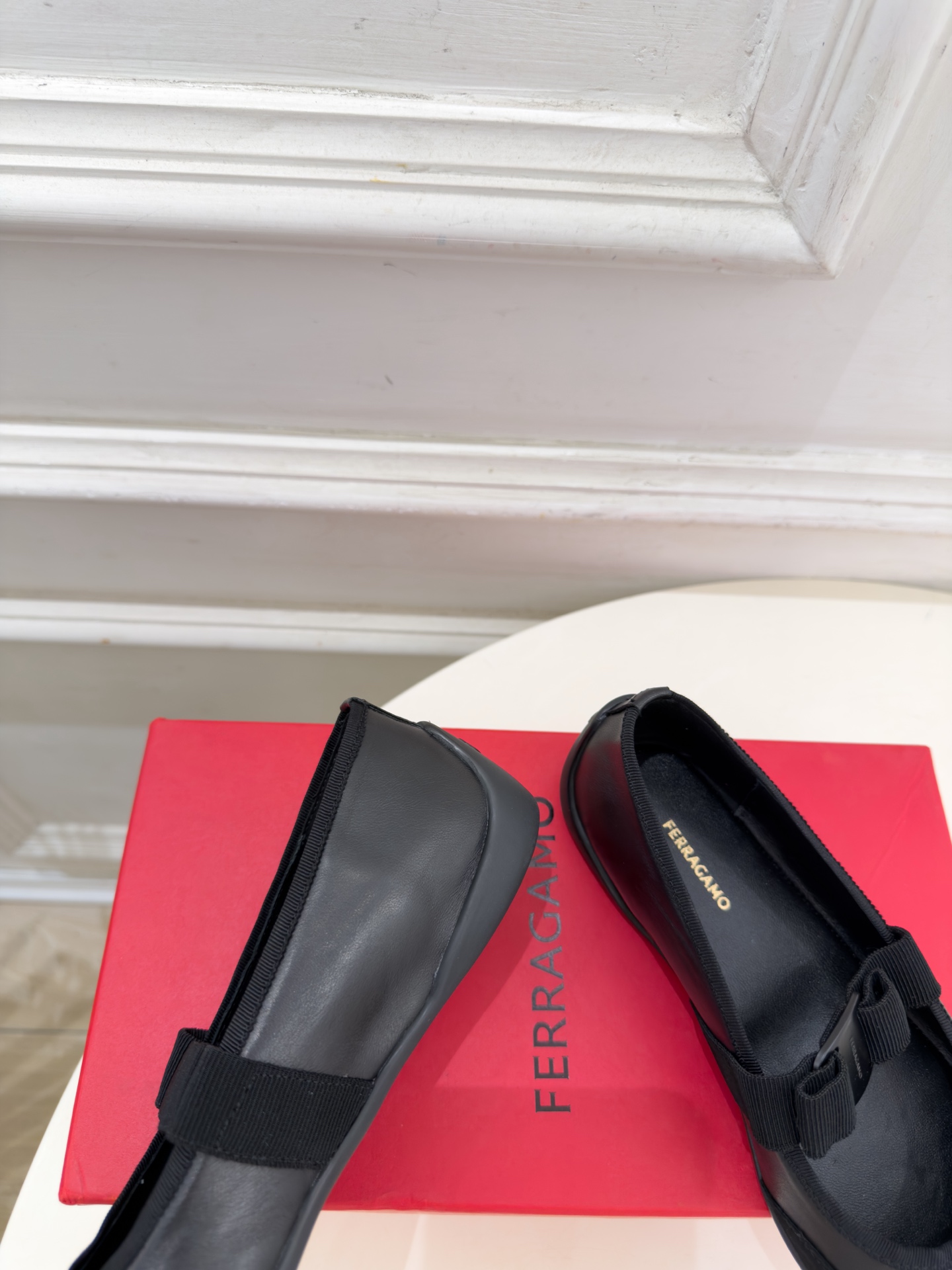 Ferragamo｜菲拉格慕26𝐬𝐬 2026秋冬新品 蝴蝶结平底玛丽珍鞋 火爆上新！   这鞋绝对是黑马选手 颜值超高