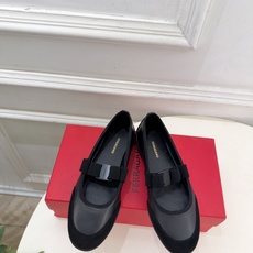 Ferragamo|菲拉格慕26𝐬𝐬 2026秋冬新品 蝴蝶结平底玛丽珍鞋 火爆上新! 这鞋绝对是黑马选手 颜值超高 Ferragamo|菲拉格慕26𝐬𝐬 2026秋冬新品 蝴蝶结平底玛丽珍鞋 火爆上新! 这鞋绝对是黑马选手 颜值超高
