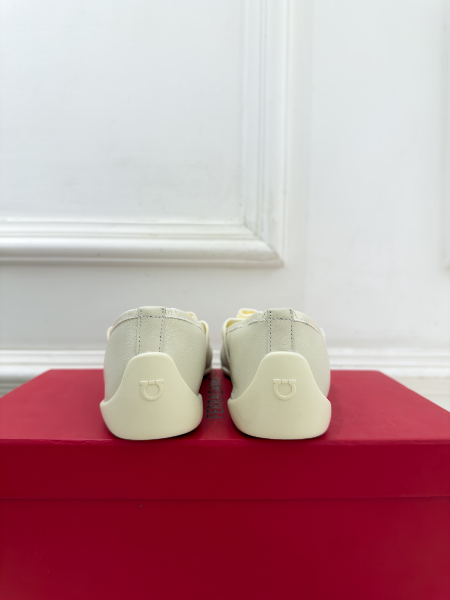 Ferragamo｜菲拉格慕26𝐬𝐬 2026秋冬新品 蝴蝶结平底玛丽珍鞋 火爆上新！   这鞋绝对是黑马选手 颜值超高