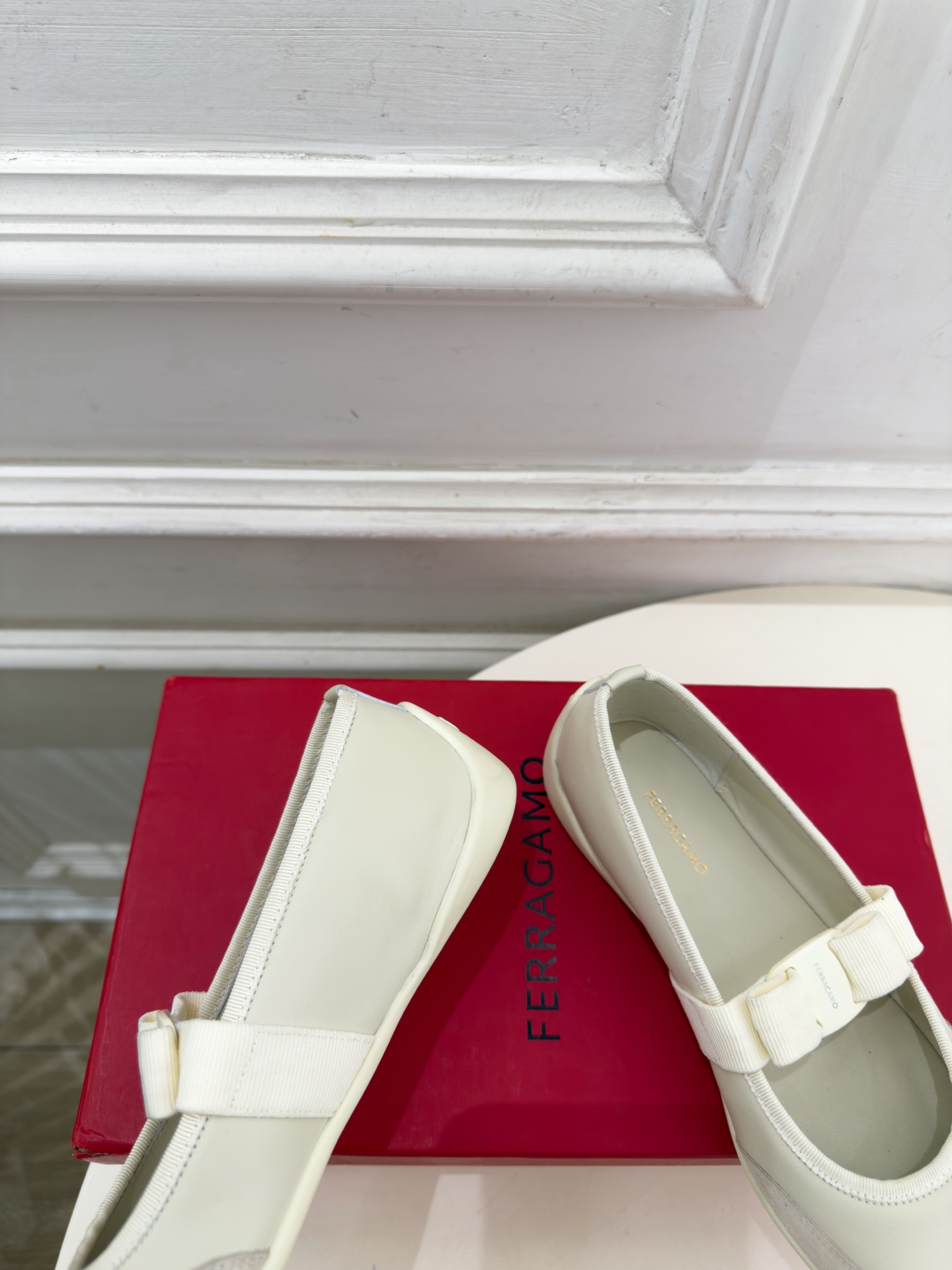 Ferragamo｜菲拉格慕26𝐬𝐬 2026秋冬新品 蝴蝶结平底玛丽珍鞋 火爆上新！   这鞋绝对是黑马选手 颜值超高