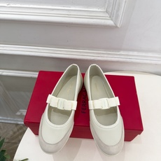 Ferragamo|菲拉格慕26𝐬𝐬 2026秋冬新品 蝴蝶结平底玛丽珍鞋 火爆上新! 这鞋绝对是黑马选手 颜值超高 Ferragamo|菲拉格慕26𝐬𝐬 2026秋冬新品 蝴蝶结平底玛丽珍鞋 火爆上新! 这鞋绝对是黑马选手 颜值超高