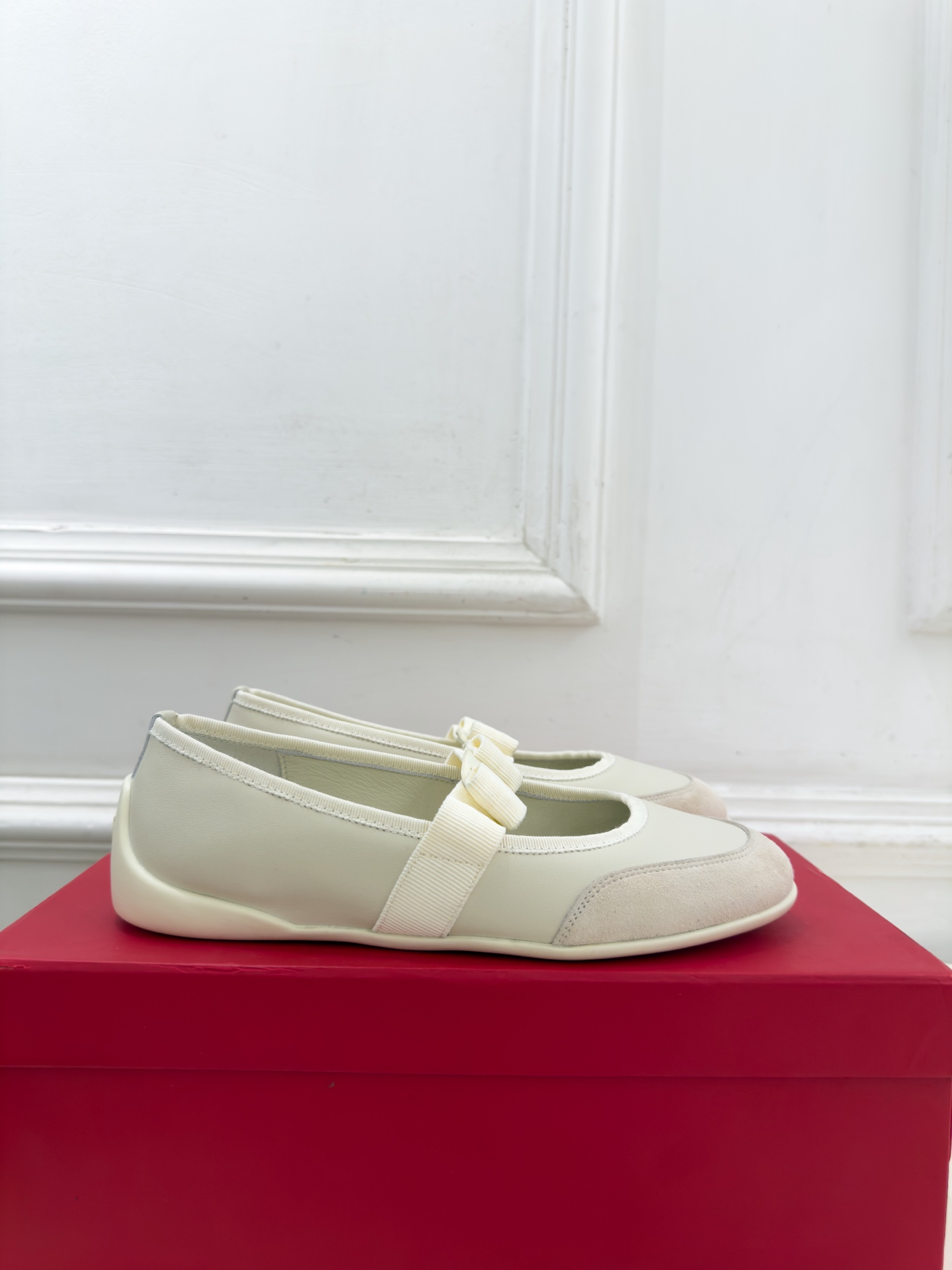 Ferragamo｜菲拉格慕26𝐬𝐬 2026秋冬新品 蝴蝶结平底玛丽珍鞋 火爆上新！   这鞋绝对是黑马选手 颜值超高