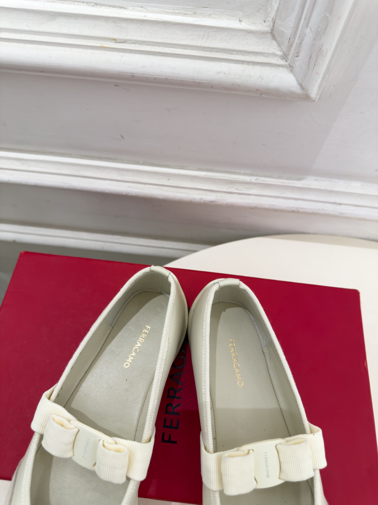 Ferragamo｜菲拉格慕26𝐬𝐬 2026秋冬新品 蝴蝶结平底玛丽珍鞋 火爆上新！   这鞋绝对是黑马选手 颜值超高