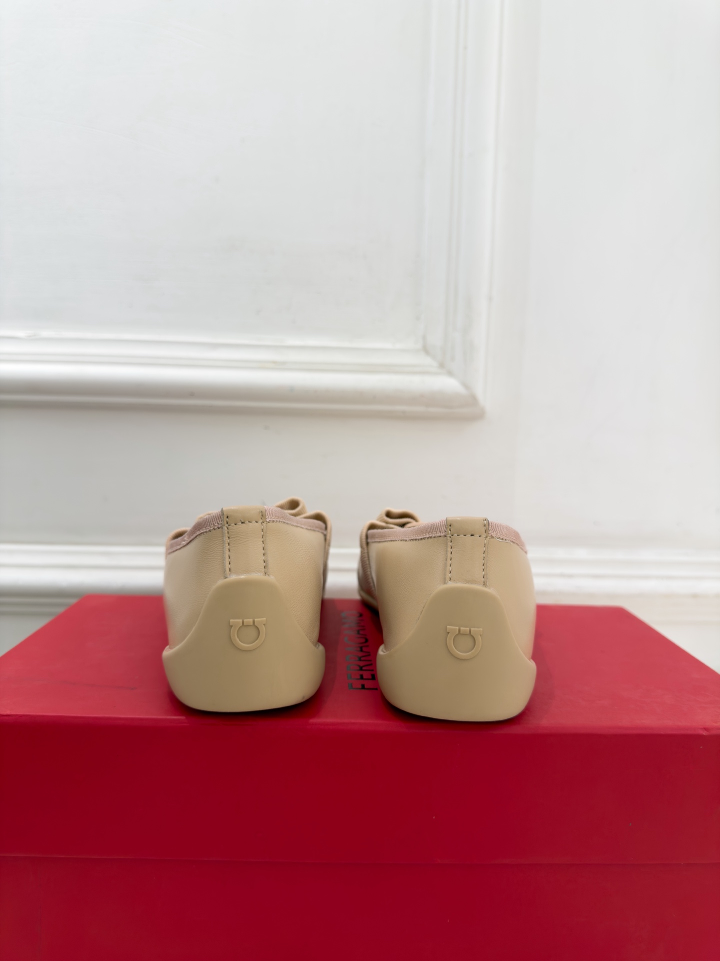 Ferragamo｜菲拉格慕26𝐬𝐬 2026秋冬新品 蝴蝶结平底玛丽珍鞋 火爆上新！   这鞋绝对是黑马选手 颜值超高