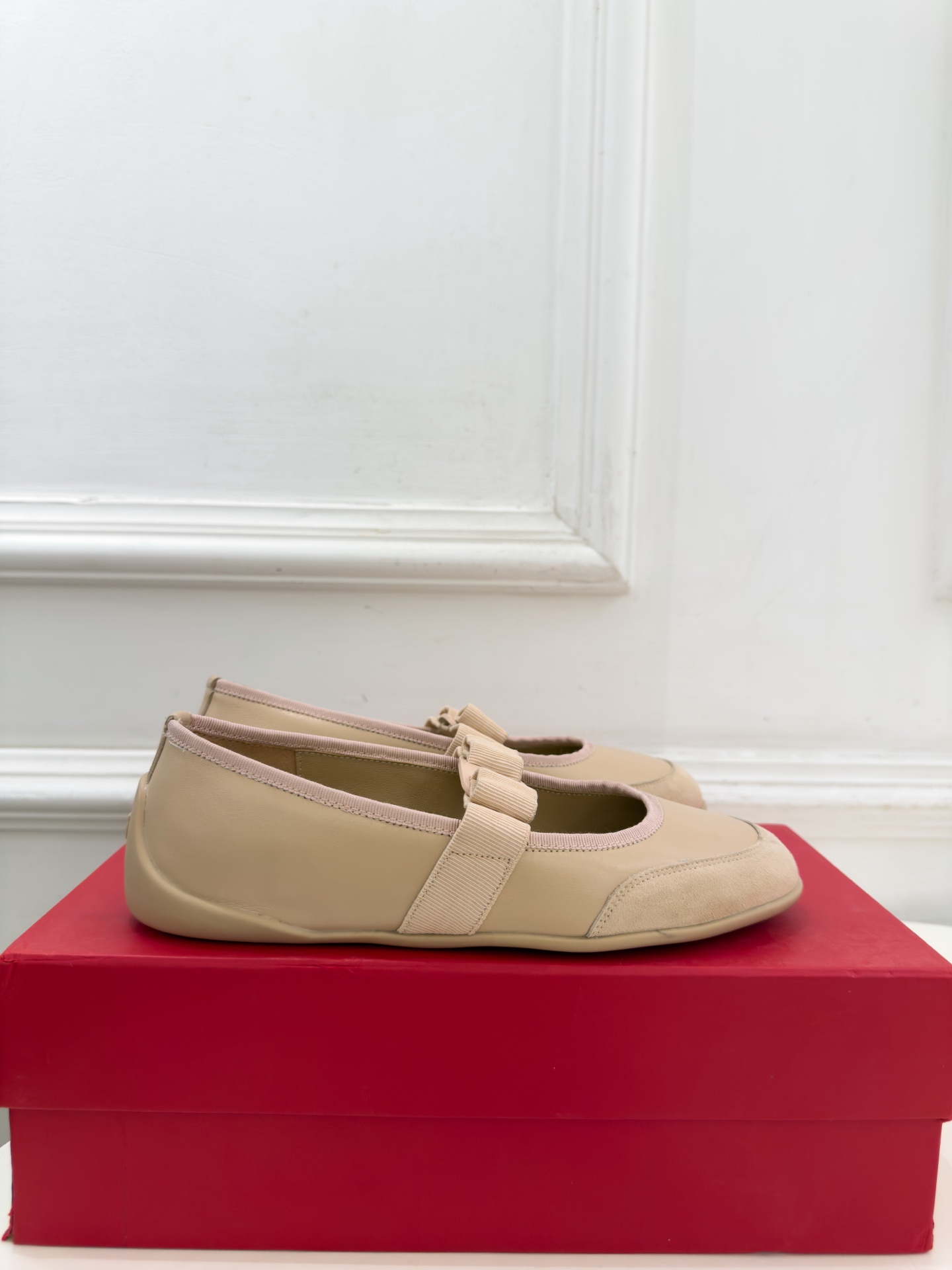 Ferragamo｜菲拉格慕26𝐬𝐬 2026秋冬新品 蝴蝶结平底玛丽珍鞋 火爆上新！   这鞋绝对是黑马选手 颜值超高