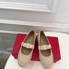 Ferragamo|菲拉格慕26𝐬𝐬 2026秋冬新品 蝴蝶结平底玛丽珍鞋 火爆上新! 这鞋绝对是黑马选手 颜值超高 Ferragamo|菲拉格慕26𝐬𝐬 2026秋冬新品 蝴蝶结平底玛丽珍鞋 火爆上新! 这鞋绝对是黑马选手 颜值超高
