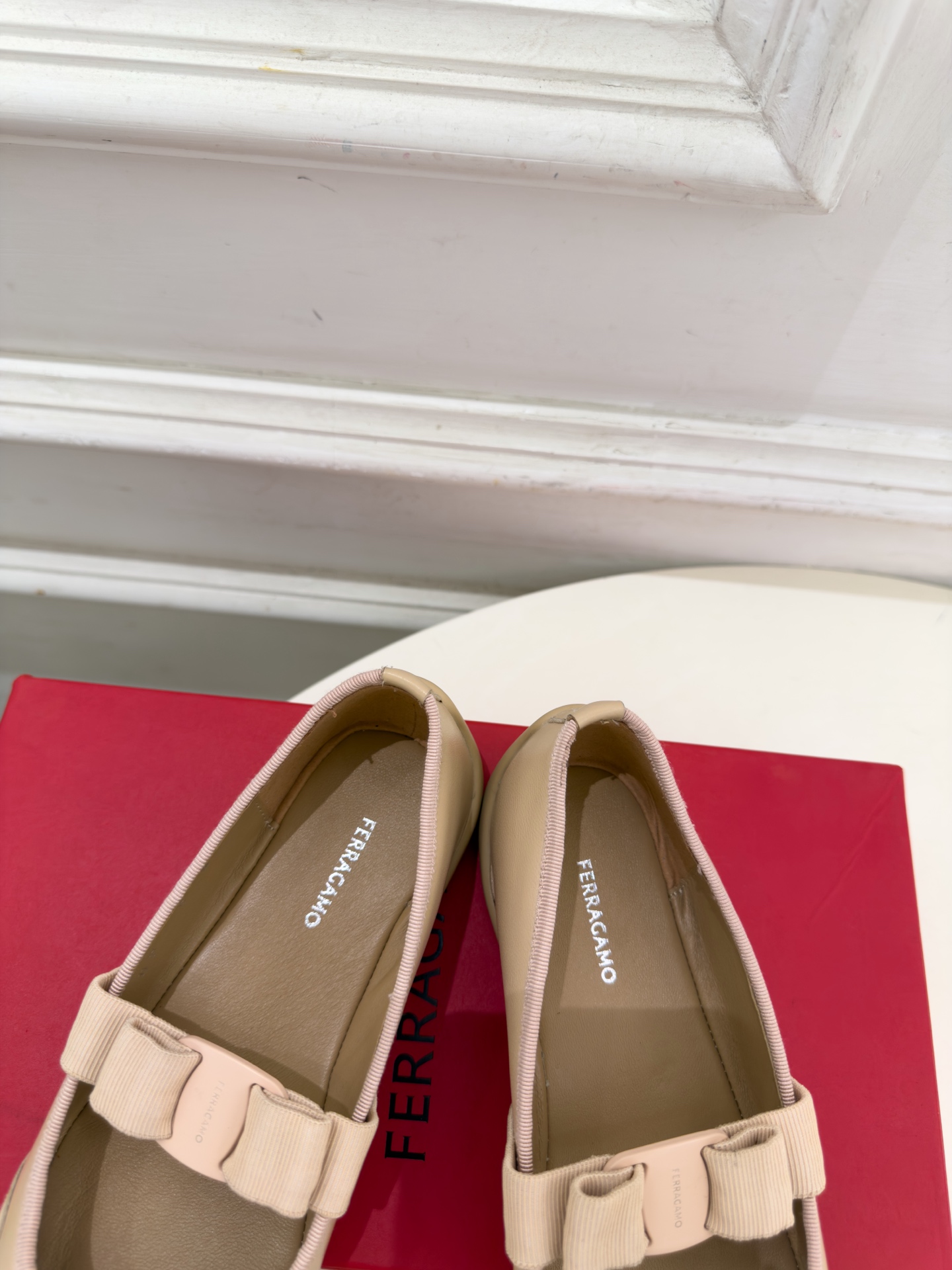 Ferragamo｜菲拉格慕26𝐬𝐬 2026秋冬新品 蝴蝶结平底玛丽珍鞋 火爆上新！   这鞋绝对是黑马选手 颜值超高