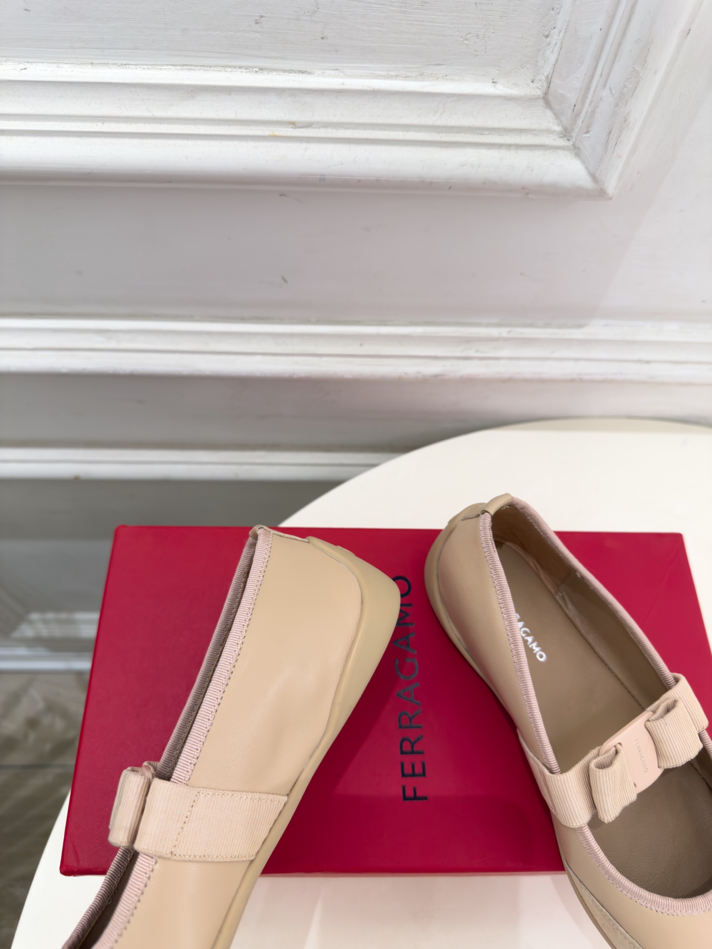Ferragamo｜菲拉格慕26𝐬𝐬 2026秋冬新品 蝴蝶结平底玛丽珍鞋 火爆上新！   这鞋绝对是黑马选手 颜值超高