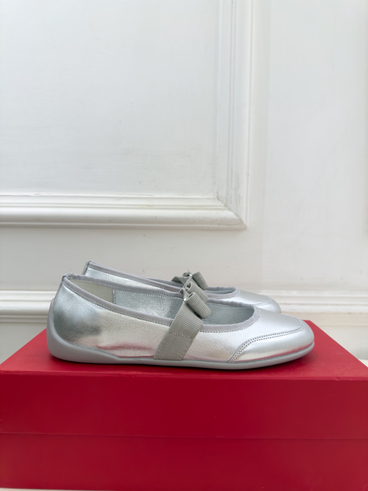 Ferragamo｜菲拉格慕26𝐬𝐬 2026秋冬新品 蝴蝶结平底玛丽珍鞋 火爆上新！   这鞋绝对是黑马选手 颜值超高