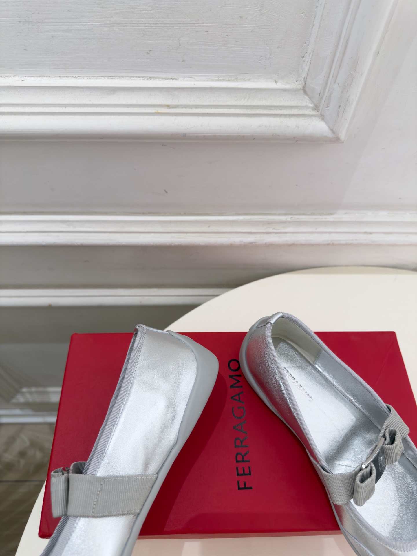 Ferragamo｜菲拉格慕26𝐬𝐬 2026秋冬新品 蝴蝶结平底玛丽珍鞋 火爆上新！   这鞋绝对是黑马选手 颜值超高