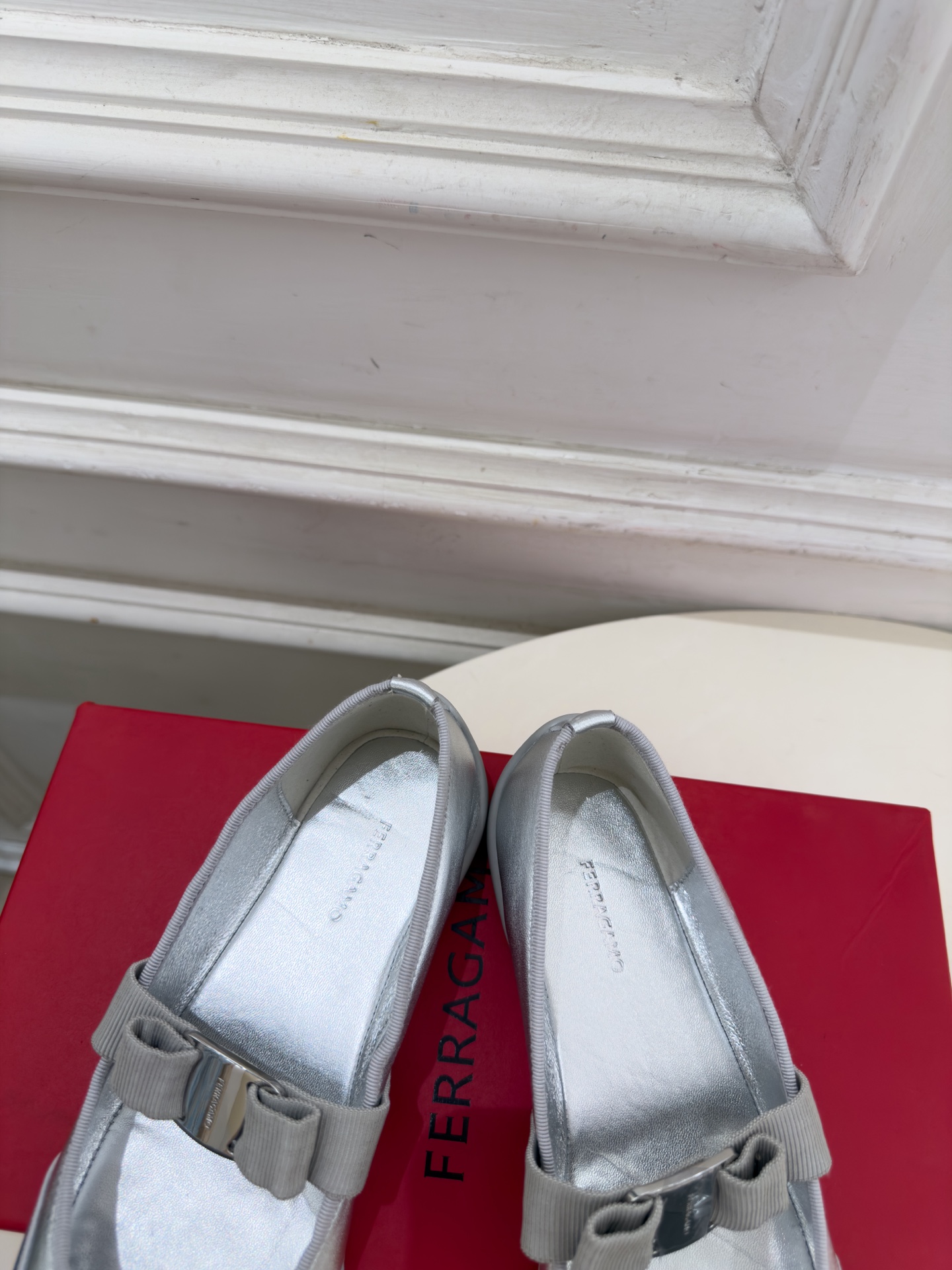Ferragamo｜菲拉格慕26𝐬𝐬 2026秋冬新品 蝴蝶结平底玛丽珍鞋 火爆上新！   这鞋绝对是黑马选手 颜值超高