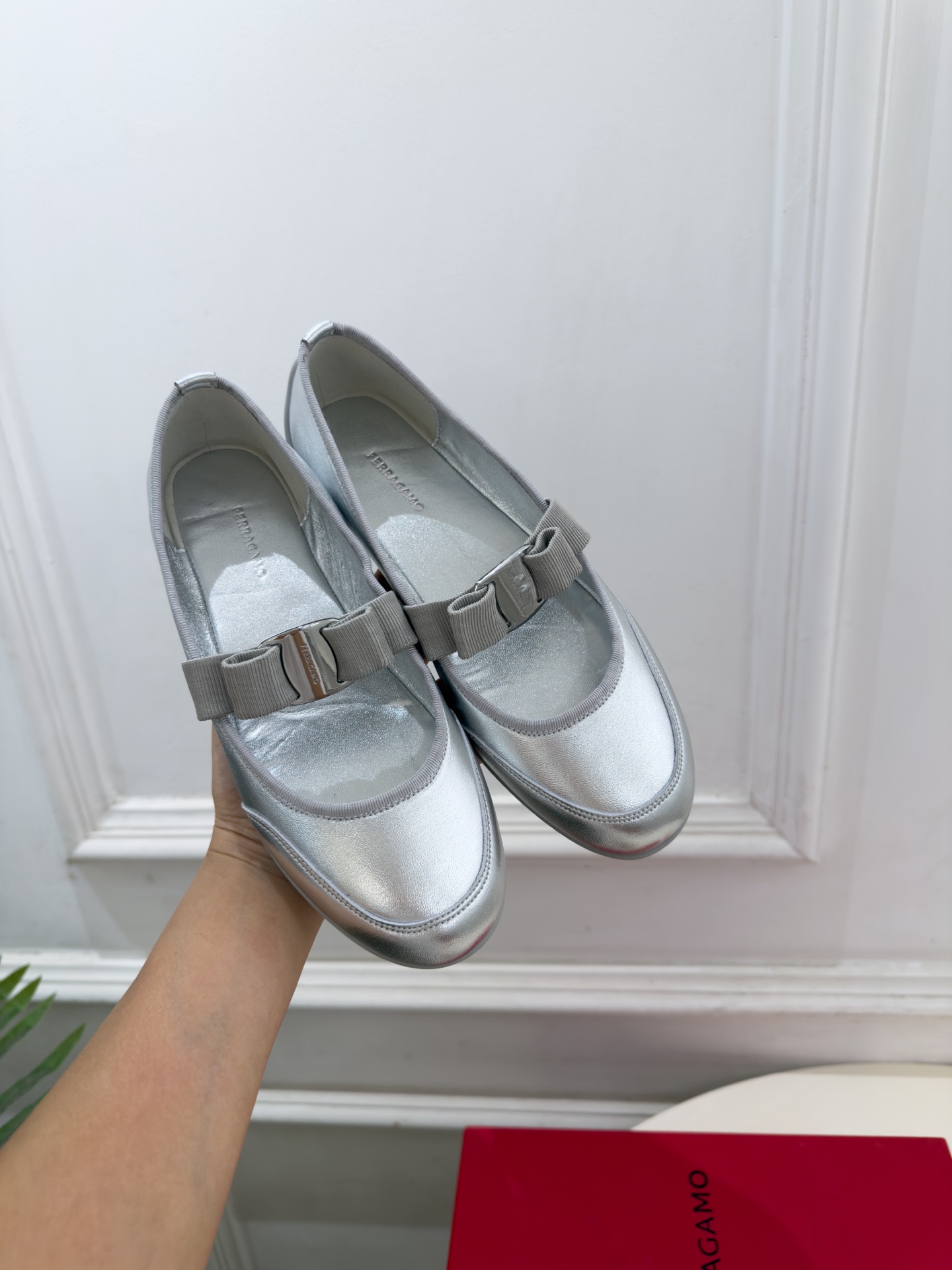 Ferragamo｜菲拉格慕26𝐬𝐬 2026秋冬新品 蝴蝶结平底玛丽珍鞋 火爆上新！   这鞋绝对是黑马选手 颜值超高