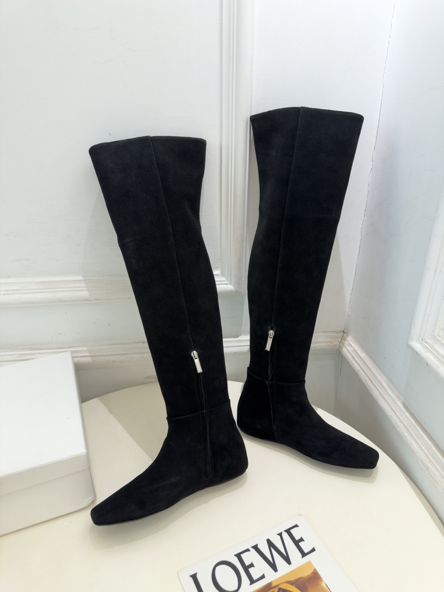 Max Mara 2026秋冬新品 走秀款金属鉚钉方头内增高平底过膝长靴 ———————————— 一个极简风格来诠释百