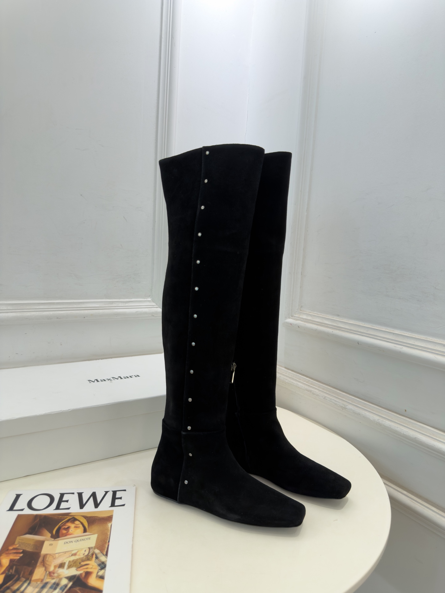 Max Mara 2026秋冬新品 走秀款金属鉚钉方头内增高平底过膝长靴 ———————————— 一个极简风格来诠释百