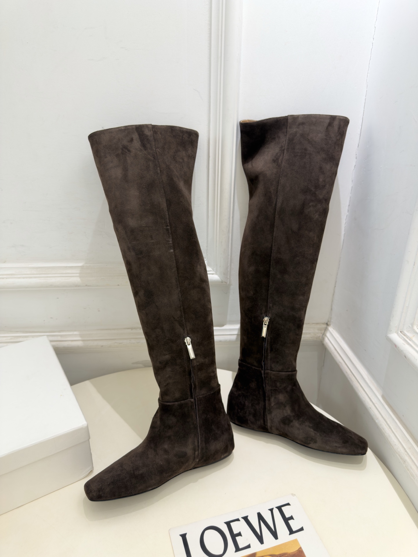 Max Mara 2026秋冬新品 走秀款金属鉚钉方头内增高平底过膝长靴 ———————————— 一个极简风格来诠释百