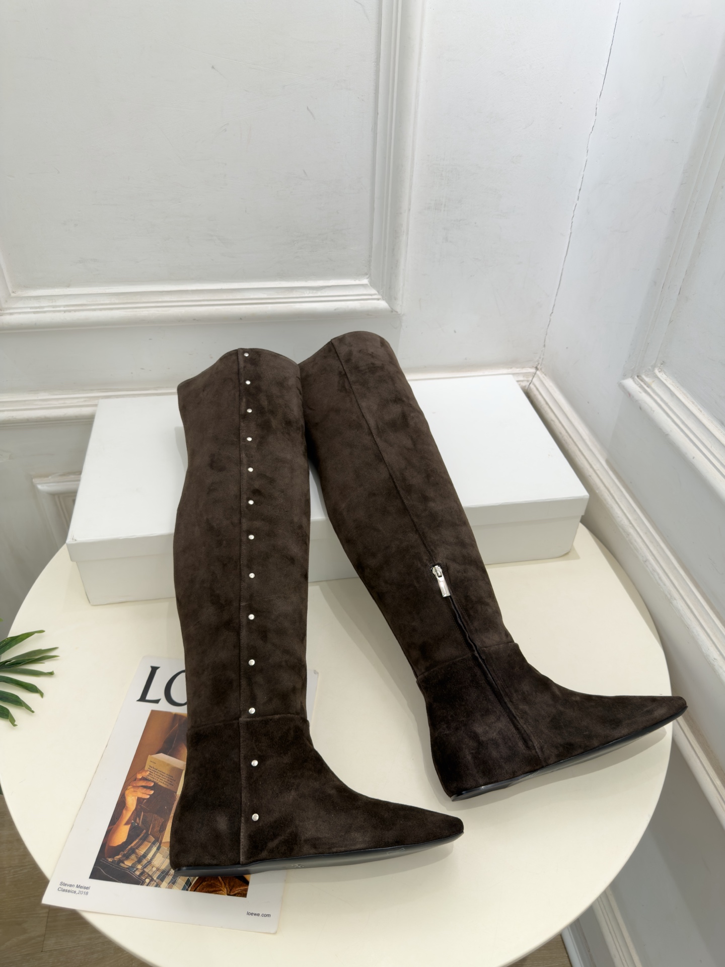 Max Mara 2026秋冬新品 走秀款金属鉚钉方头内增高平底过膝长靴 ———————————— 一个极简风格来诠释百
