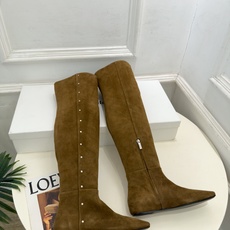 Max Mara 2026秋冬新品 走秀款金属鉚钉方头内增高平底过膝长靴 ———————————— 一个极简风格来诠释百 Max Mara 2026秋冬新品 走秀款金属鉚钉方头内增高平底过膝长靴 ———————————— 一个极简风格来诠释百