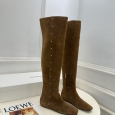 Max Mara 2026秋冬新品 走秀款金属鉚钉方头内增高平底过膝长靴 ———————————— 一个极简风格来诠释百 Max Mara 2026秋冬新品 走秀款金属鉚钉方头内增高平底过膝长靴 ———————————— 一个极简风格来诠释百