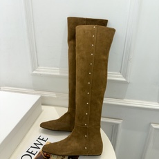 Max Mara 2026秋冬新品 走秀款金属鉚钉方头内增高平底过膝长靴 ———————————— 一个极简风格来诠释百 Max Mara 2026秋冬新品 走秀款金属鉚钉方头内增高平底过膝长靴 ———————————— 一个极简风格来诠释百