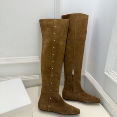 Max Mara 2026秋冬新品 走秀款金属鉚钉方头内增高平底过膝长靴 ———————————— 一个极简风格来诠释百 Max Mara 2026秋冬新品 走秀款金属鉚钉方头内增高平底过膝长靴 ———————————— 一个极简风格来诠释百